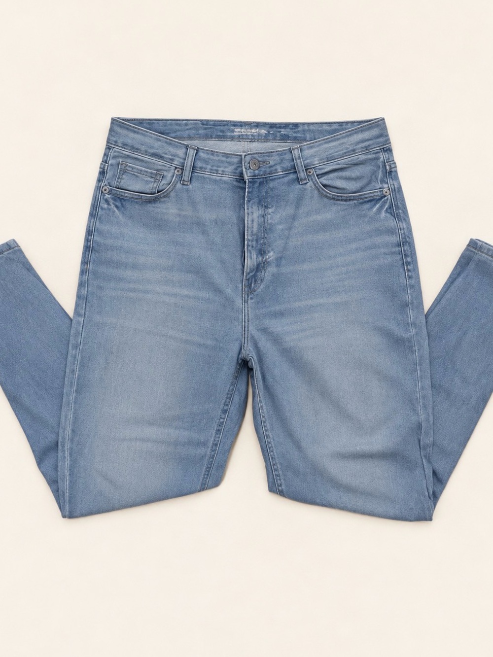 Old Navy Women’s Skinny Jeans in Light Blue Wash. Color: Light Dip